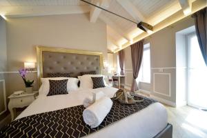 Postel nebo postele na pokoji v ubytování Eleìra Luxury Accomodations