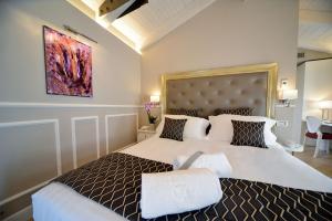 Postel nebo postele na pokoji v ubytování Eleìra Luxury Accomodations