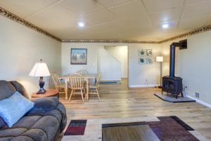 sala de estar con sofá y estufa de leña en Updated Springs Home - 3 Mi to Garden of the Gods!, en Colorado Springs