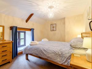 1 dormitorio con cama, escritorio y ventana en 3 bed in Builth Wells 78329 en Crickadarn