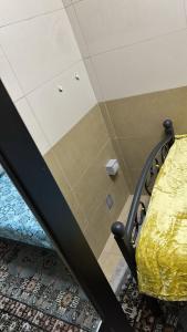 Schlafzimmer mit einem Bett und einer Glasdecke in der Unterkunft Small single room inside luxurious villa in Dubai