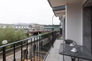 een balkon met 2 tafels en uitzicht bij Enparan - baskeyrentals in Azpeitia