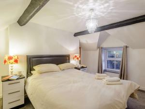 a bedroom with a large bed and a window at 2 Bed in Betws-y-Coed 78601 in Llanddoget