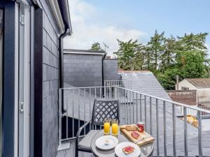 uma varanda com uma mesa com comida e bebidas em 1 Bed in Brockenhurst 78730 em Brockenhurst