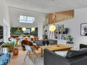 - un salon avec un canapé et une table dans l'établissement Holiday Home Lika - 25m to the inlet in SE Jutland by Interhome, à Nordborg