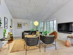 ein Wohnzimmer mit einem Sofa und einem Tisch in der Unterkunft Holiday Home Lika - 25m to the inlet in SE Jutland by Interhome in Nordborg
