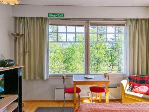 Habitación con mesa, sillas y ventana en Holiday Home Moitakuru a4 by Interhome, en Saariselkä