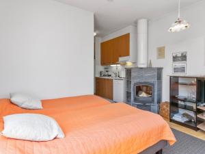 1 dormitorio con 1 cama y chimenea en Holiday Home Moitakuru a4 by Interhome, en Saariselkä