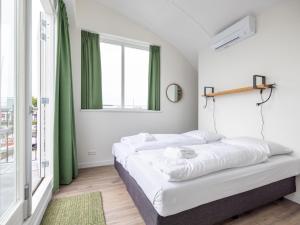 Кровать или кровати в номере Holiday Home De Meerparel by Interhome