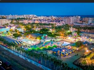 Blick auf die Stadt in der Nacht mit Pool in der Unterkunft La Casita del Tío in Santa Pola