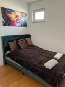 Bett in einem Schlafzimmer mit Wandgemälde in der Unterkunft Kölner City Stillvolle Apartment in Köln