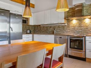 Kuchyň nebo kuchyňský kout v ubytování Holiday Home Nilikuru d9 by Interhome