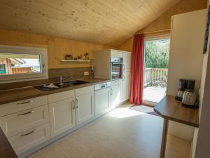 Kuchyň nebo kuchyňský kout v ubytování Chalet Klippitztörl 341 by Interhome