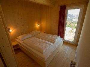 Postel nebo postele na pokoji v ubytování Chalet Klippitztörl 341 by Interhome