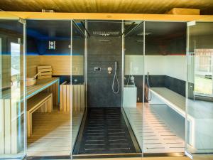 La salle de bains est pourvue d'une douche avec des parois en verre. dans l'établissement Chalet Klippitztörl 341 by Interhome, à Klippitztorl