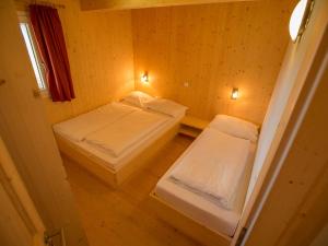 Postel nebo postele na pokoji v ubytování Chalet Klippitztörl 341 by Interhome