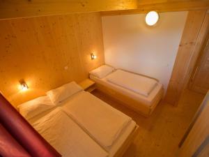 Postel nebo postele na pokoji v ubytování Chalet Klippitztörl 341 by Interhome