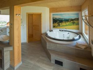 Koupelna v ubytování Chalet Klippitztörl 341 by Interhome