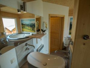 Koupelna v ubytování Chalet Klippitztörl 341 by Interhome