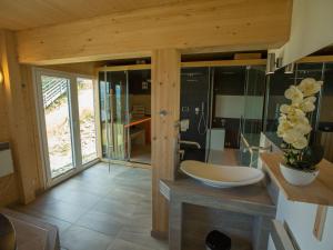 Koupelna v ubytování Chalet Klippitztörl 341 by Interhome