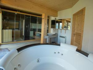 Koupelna v ubytování Chalet Klippitztörl 341 by Interhome