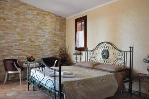 Postel nebo postele na pokoji v ubytování Masseria Le Terrazze di Serranova + 37 fotografií