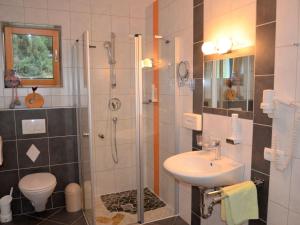 ein Badezimmer mit Dusche, Waschbecken und Toilette in der Unterkunft Apartment Gampen by Interhome in Obergand + 17 Fotos