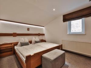 een slaapkamer met een bed, een stoel en een raam bij Apartment Chalet Sofie-4 by Interhome in Ischgl