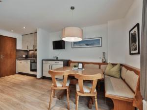 een keuken en een woonkamer met een tafel en een bank bij Apartment Chalet Sofie-4 by Interhome in Ischgl