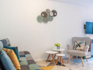 un soggiorno con divano, sedia e tavolo di Apartment Mont-Fort-29 by Interhome a Siviez