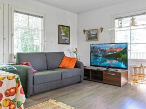 un soggiorno con divano e TV a schermo piatto di Holiday Home Casa rantapirtti by Interhome a Jyväskylä