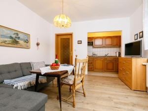 una sala de estar con una mesa y un sofá en Holiday Home Bungalow 8 by Interhome, en Zinnowitz