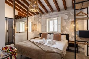 sypialnia z dużym łóżkiem w pokoju w obiekcie Antiguo Brondo Selfcheck-in Smart Rooms w Palma de Mallorca