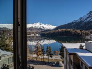 een raam met uitzicht op een meer bij Apartment Chesa Sonnalpine B 55 by Interhome in St. Moritz