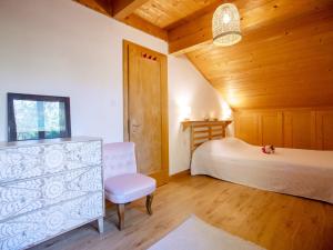 1 dormitorio con 1 cama y 1 silla en una habitación en Apartment Brotzet Ensoleillé by Interhome, en Gryon