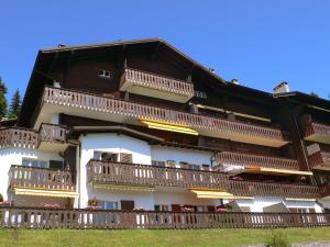 ein großes Gebäude mit Balkon auf der Seite in der Unterkunft Apartment Régina A20 by Interhome in Arveyes