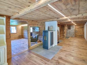 Habitación grande con nevera en una cabaña de madera. en Holiday Home Im Rach by Interhome en Saas