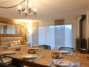- une table à manger avec des assiettes et des verres dans l'établissement Apartment Clos de Morthey A R 01 by Interhome, à Ovronnaz