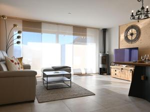 sala de estar con sofá y mesa en Apartment Clos de Morthey A R 01 by Interhome en Ovronnaz