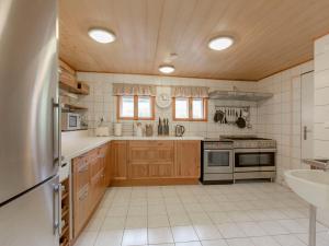 - une cuisine avec des placards en bois et une cuisinière dans l'établissement Chalet U Dvou vleků by Interhome, à Pec pod Sněžkou