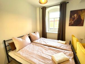 ein Bett in einem Zimmer mit Fenster in der Unterkunft Apartment Krabat by Interhome in Butterberg
