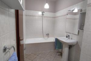 Casa vacanze Milazzo في ميلاتسو: حمام مع حوض وحوض استحمام