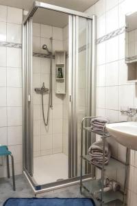 een badkamer met een douche en een wastafel bij Apartment Bergfreude by Interhome in Saas-Grund