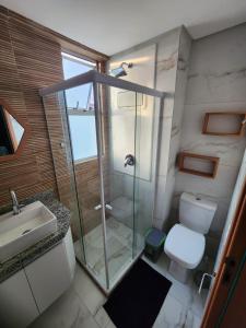 La salle de bains est pourvue d'une douche, de toilettes et d'un lavabo. dans l'établissement Porto Blue Makaranduba, à Porto de Galinhas