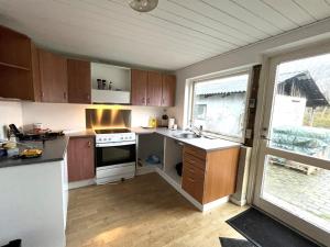 Holiday Home Geske - all inclusive - 3-2km from the sea in Sealand by Interhome في Eskebjerg: مطبخ مع مغسلة وموقد فرن علوي