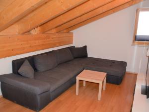 een woonkamer met een bank en een tafel bij Apartment Kapall by Interhome in Obergand