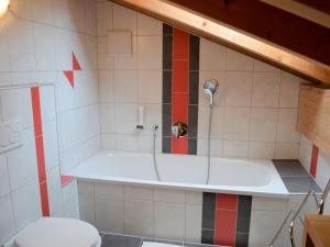 een douche in een badkamer met een toilet bij Apartment Kapall by Interhome in Obergand