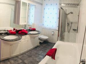 La salle de bains est pourvue de 2 lavabos, d'une douche et de toilettes. dans l'établissement Apartment Edelweiss A-4 by Interhome, à Loèche-les-Bains