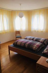 - une chambre avec un lit et une chaise dans l'établissement Apartment Edelweiss A-4 by Interhome, à Loèche-les-Bains