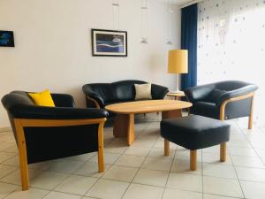 - une salle d'attente avec des canapés, une table et des chaises dans l'établissement Apartment Edelweiss A-4 by Interhome, à Loèche-les-Bains